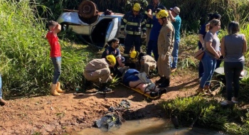 Bombeiros resgatam mulher após capotamento de carro na GO-501, em Rio Verde
